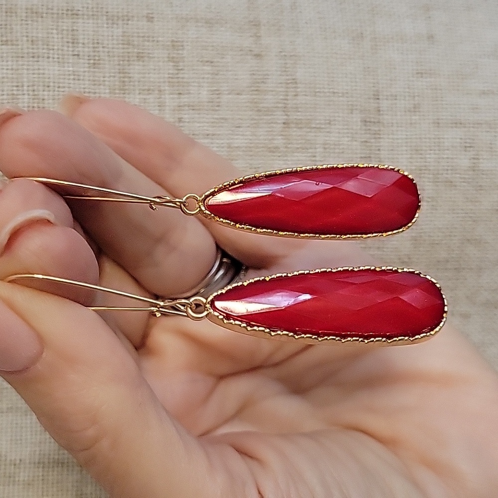 ELONGATED FACETED RED TEARDROP EARRINGS